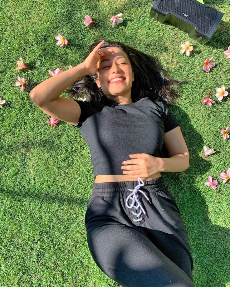 SEE PICS! Neha Kakkar’s Stunning Sun-Kissed Photos - 0