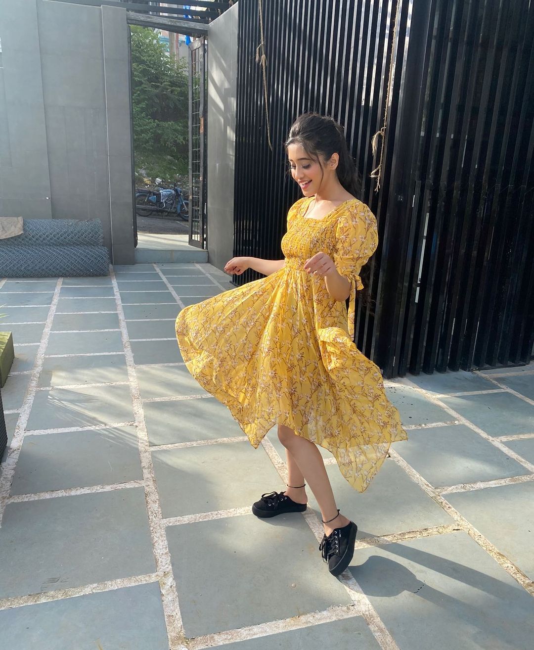 SEE PICS! Shivangi Joshi, Jennifer Winget, Nia Sharma's Stunning Sun-Kissed Photos 4