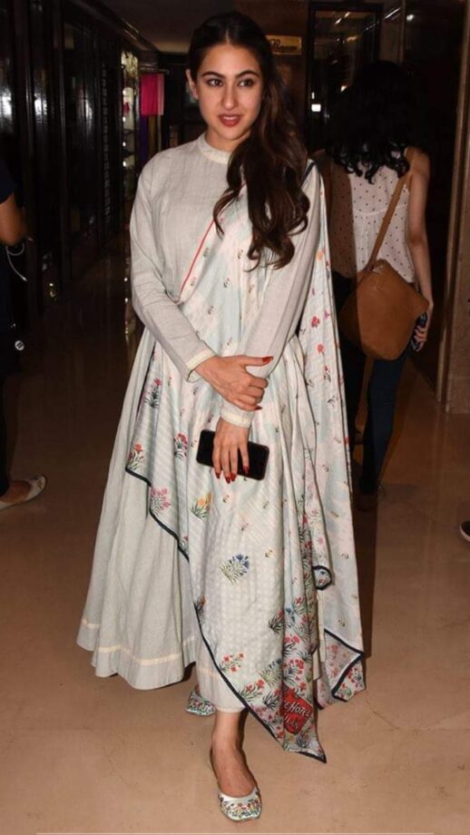 Take A Look At The Multi-Coloured Cotton Kurta Set Of Sara Ali Khan - 1