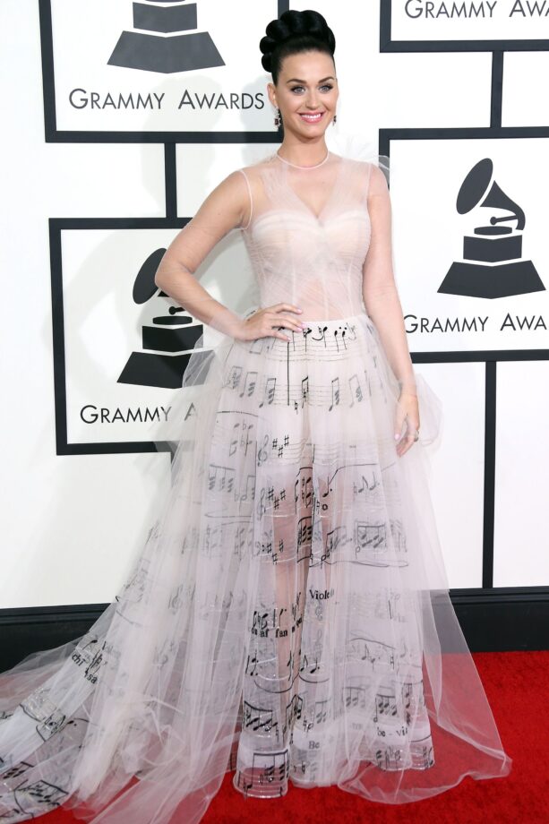 Kelly Clarkson, Katy Perry To taylor swift: Which Diva Has The Attractive Looks In Gowns? - 9