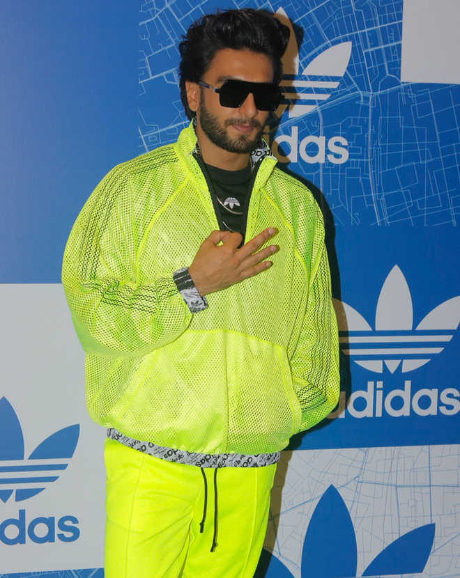 Times When Ranveer Singh And Ayushmann Khurrana Rocked Neon Colour Outfits - 1