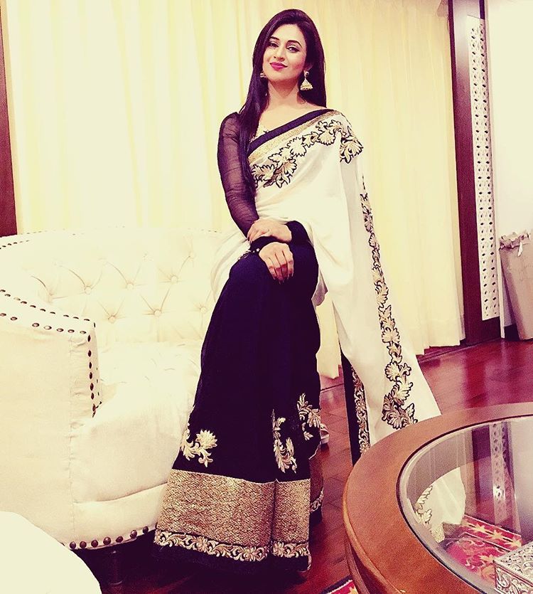 Top 6 Saree Looks Of Divyanka Tripathi 1