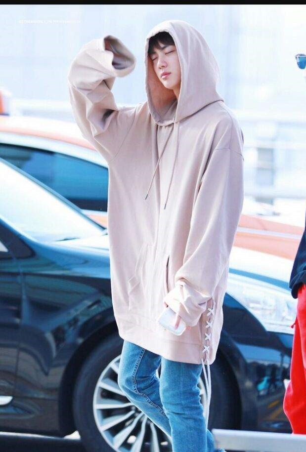 Want To Make A Sharp Statement? Take Tips From BTS V Aka Kim Taehyung’s Oversized Hoodie - 2