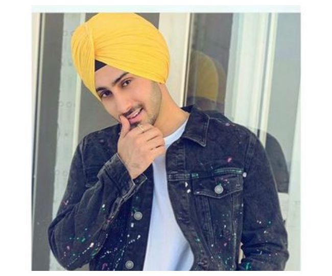 Why Is Neha Kakkar’s Hubby Rohanpreet Singh So Hot? These Viral Photos Are Reason - 2