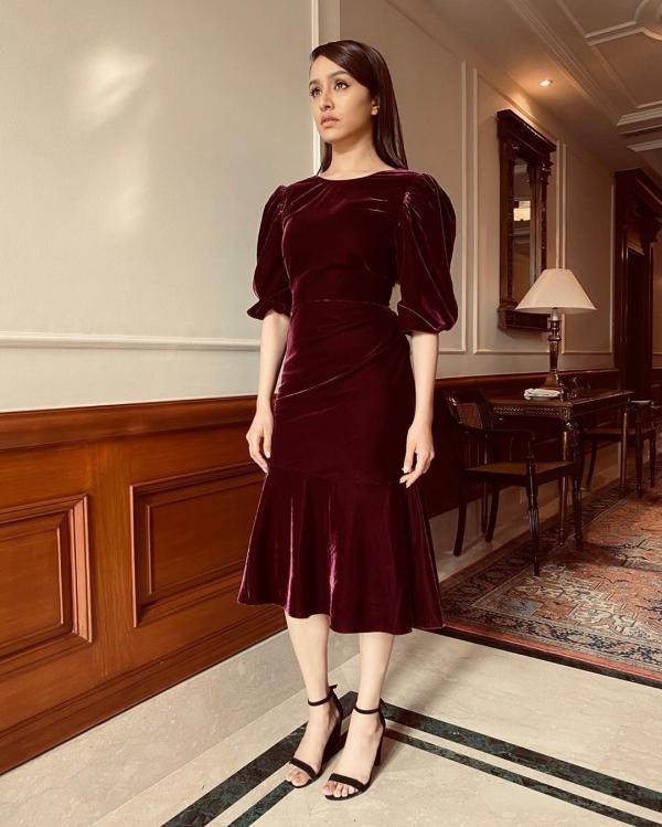 Alia Bhatt, Sara Ali Khan, Shraddha Kapoor: Hottest Actresses Who Donned The Wine Hued Outfits 2