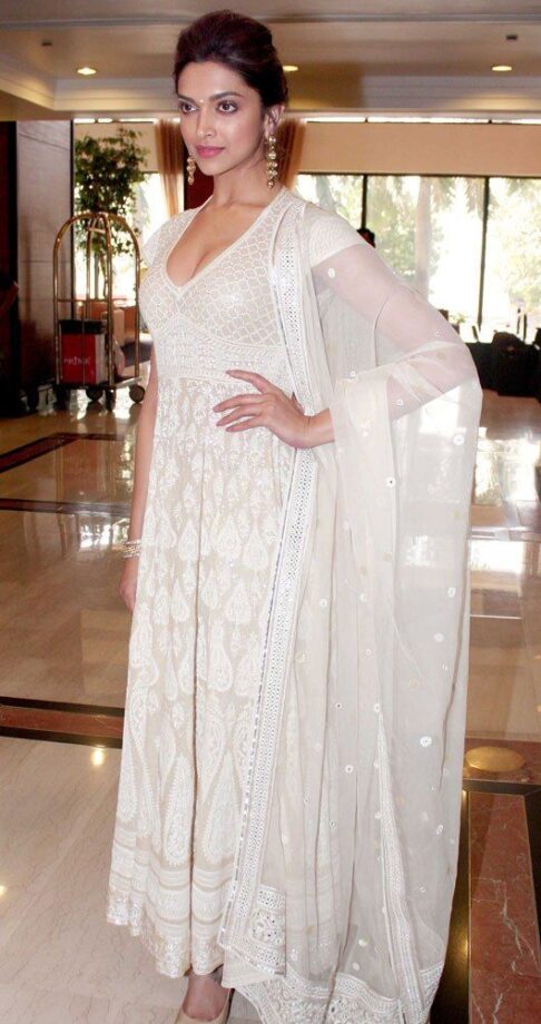 Alia Bhatt, Sonakshi Sinha & Deepika Padukone: Hottest Actresses Who Swore Their Love To White Anarkali - 5