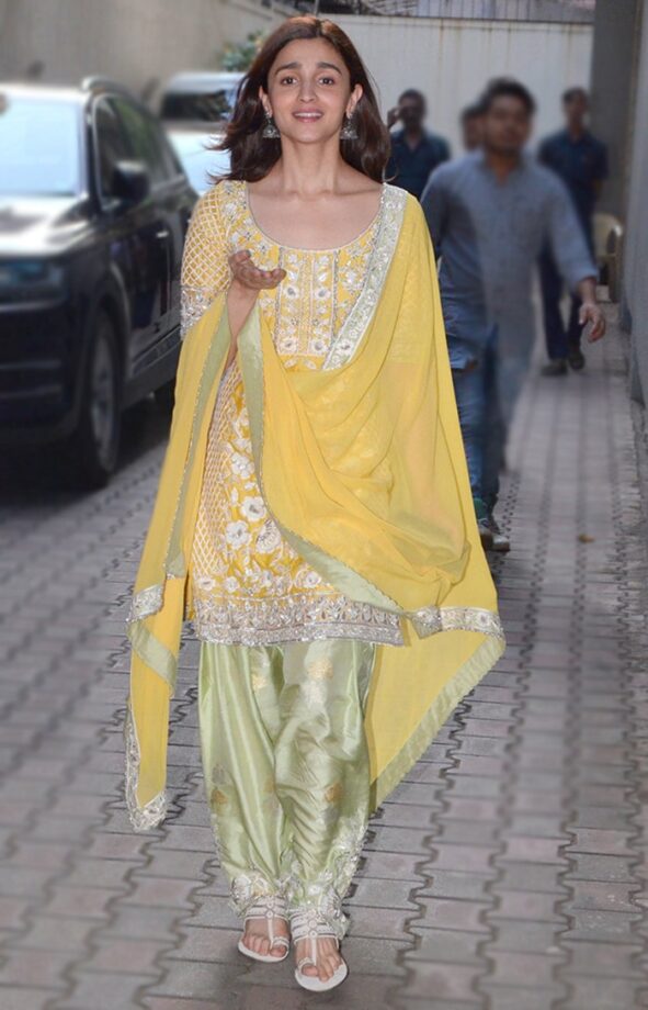 Alia Bhatt Steals The Limelight In Yellow & Top Yellow Attires Of Deepika Padukone - 1