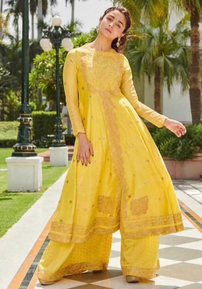 Alia Bhatt Steals The Limelight In Yellow & Top Yellow Attires Of Deepika Padukone - 0