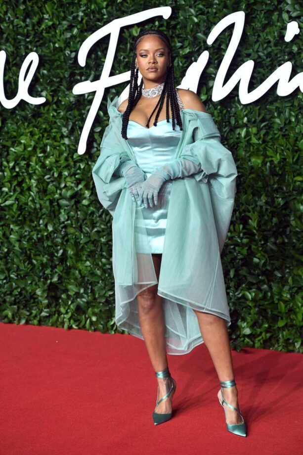 An Absolute Stunning Look From Rihanna As She Slays Her Monochrome Outfit - 3