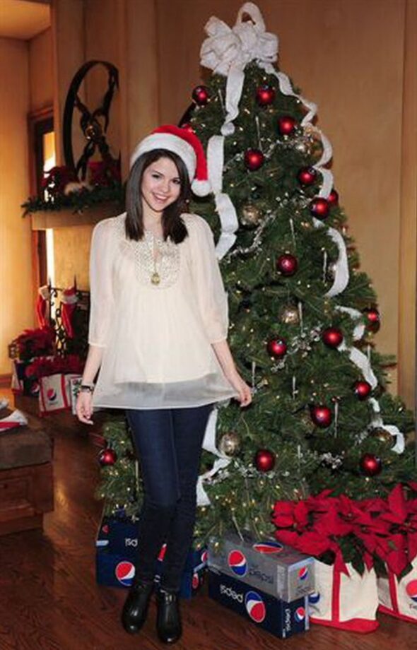 Are You Looking for Christmas Outfits for Teenage Girl? Check Out Selena Gomez’s Latest Collection - 2