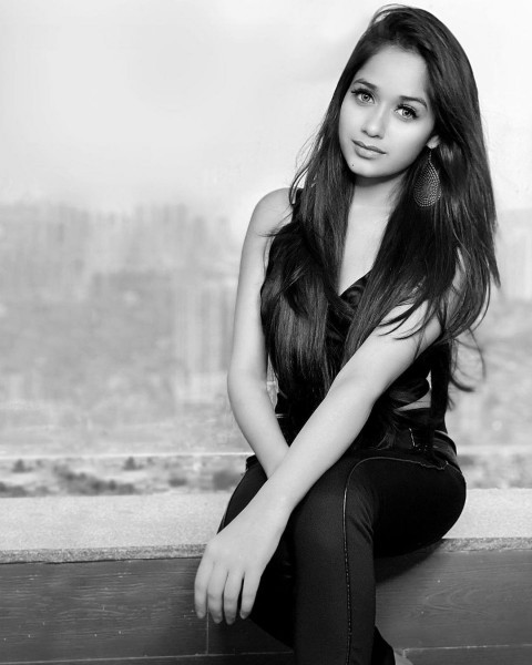 Avneet Kaur Or Jannat Zubair Or Ashi Singh: Who’s Got the Attractive Black & White Picture? - 1