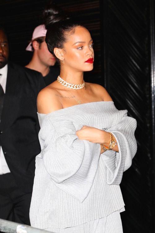 Beyoncé VS Taylor Swift VS Rihanna: Who Has The Attractive Off Shoulder Outfit ? - 8