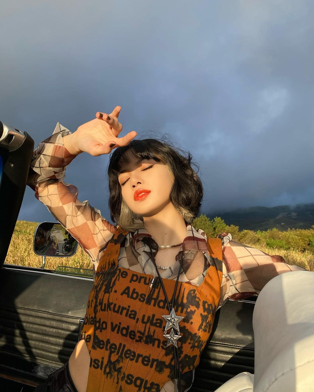 BLACKPINK Lisa's Perfect Sunkissed Pose! 1