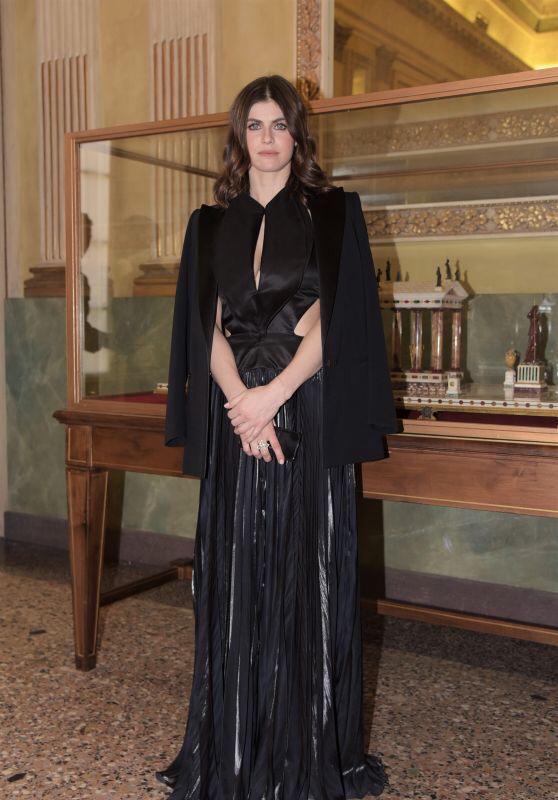 Dakota Johnson Or Alexandra Daddario: Who Has The Hottest Attire In Black? - 5