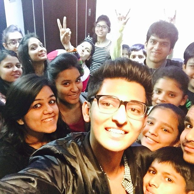 Darshan Raval 3 Best Moments With Fans - 0