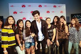 Darshan Raval 3 Best Moments With Fans - 1