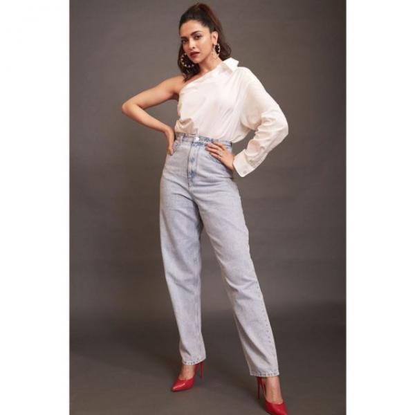 Deepika Padukone's Top 5 Hottest One-Shoulder Outfits That You Will Surely Want For Your Wardrobe 4