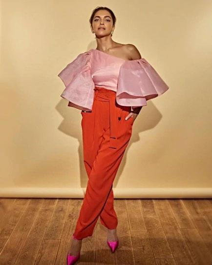 Deepika Padukone's Top 5 Hottest One-Shoulder Outfits That You Will Surely Want For Your Wardrobe 5