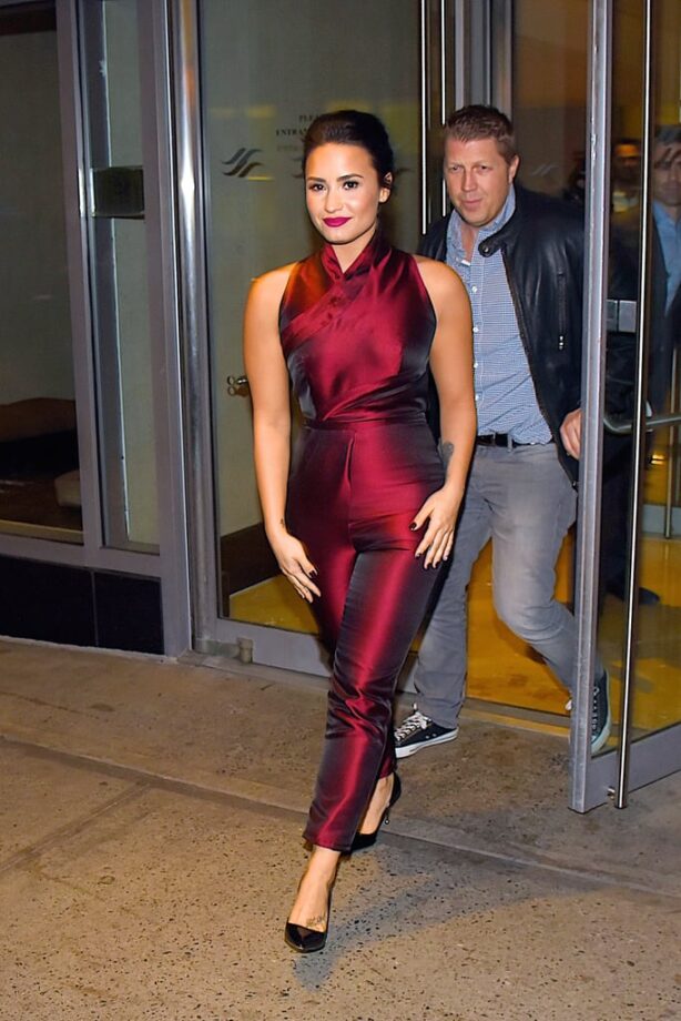 Demi Lovato’s 3 Attractive Looks In Jumpsuit - 1