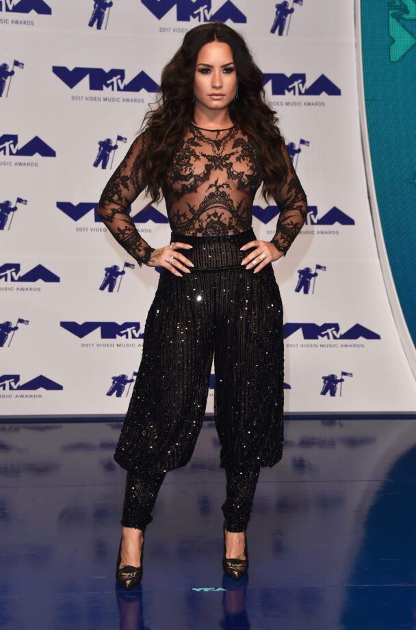 Demi Lovato’s 3 Attractive Looks In Jumpsuit - 2