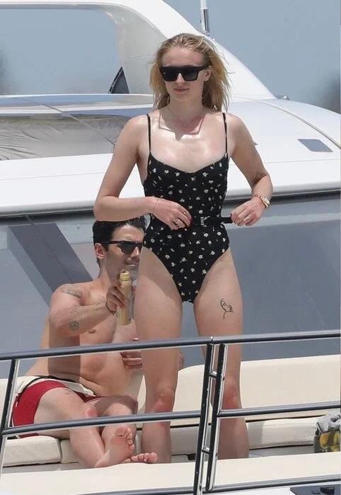 Game Of Thrones Fame Sophie Turner’s Hottest Bikini Photos To Raise Temperature - 1