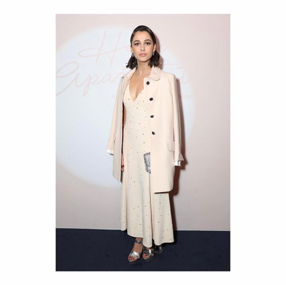 How To Style Monotone Outfits Like Naomi Scott? - 0