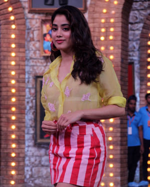 Janhvi Kapoor, Shraddha Kapoor, Alia Bhatt: Fashionable Moments In Short Skirts 5