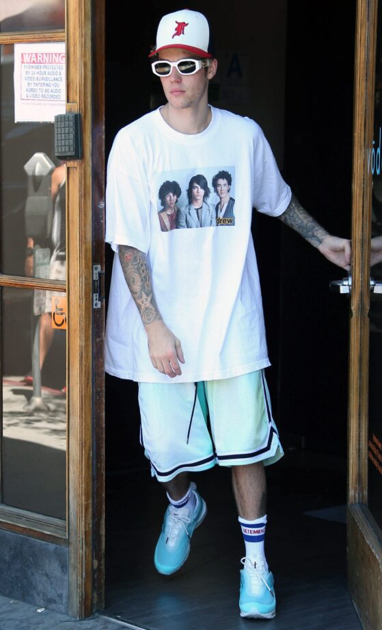 Justin Bieber Ruling The Oversized Dresses Like A Boss. What Do You Think? - 4