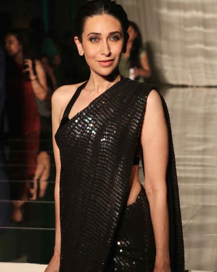 Kareena Kapoor Or Karisma Kapoor: The Hottest Queen Of Black Saree? - 3