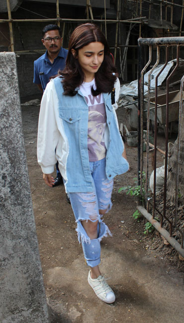 Katrina Kaif, Alia Bhatt, Jacqueline Fernandez: Which Diva Rocked In Denim Jacket? 3