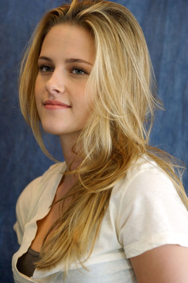 Kristen Stewart In Black or Blonde Hair: Which Colour Suits Her The Best? - 0