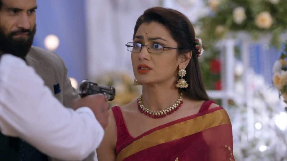 Kumkum Bhagya Written Update Ep 1746 29th December 2020: Pragya hides the necklace from the robbers