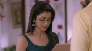 Kumkum Bhagya Written Update Ep1741 21st December 2020: Abhi gives Pragya his marriage invitation card