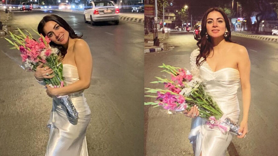 Kundali Bhagya fame Shraddha Arya gets a bouquet in the middle of the road, calls it special