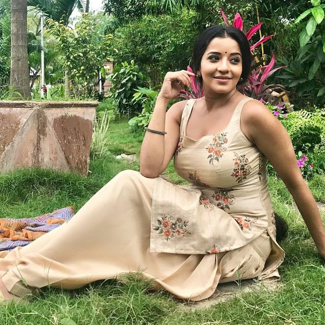 Monalisa Just Loves Flaunting In Kurtas & Here Are The Pics That Prove It - 2