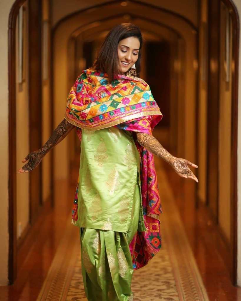 Neeti Mohan Looking Drop-Dead Gorgeous In Traditional Outfits 1