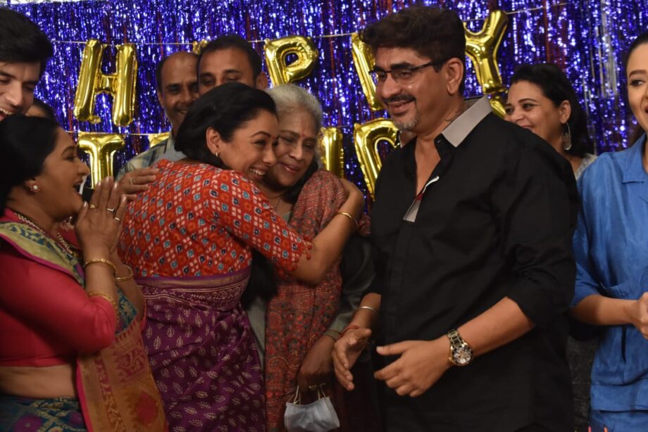 Rajan Shahi cuts birthday cake with ‘Anupamaa’ cast, trends on Twitter - 2