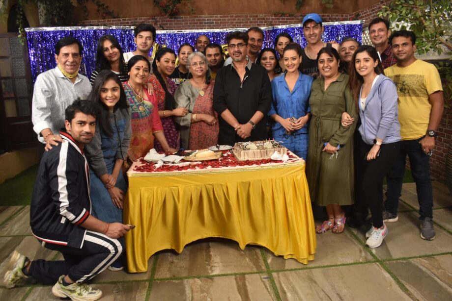 Rajan Shahi cuts birthday cake with ‘Anupamaa’ cast, trends on Twitter - 3