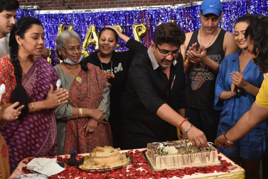 Rajan Shahi cuts birthday cake with ‘Anupamaa’ cast, trends on Twitter - 5