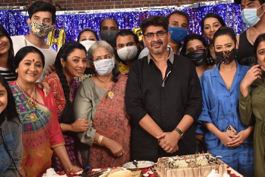 Rajan Shahi cuts birthday cake with ‘Anupamaa’ cast, trends on Twitter - 8