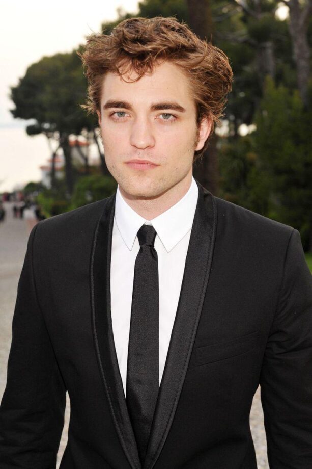 Robert Pattinson Top 5 Most Tempting Looks In BLACK Outfits - 4