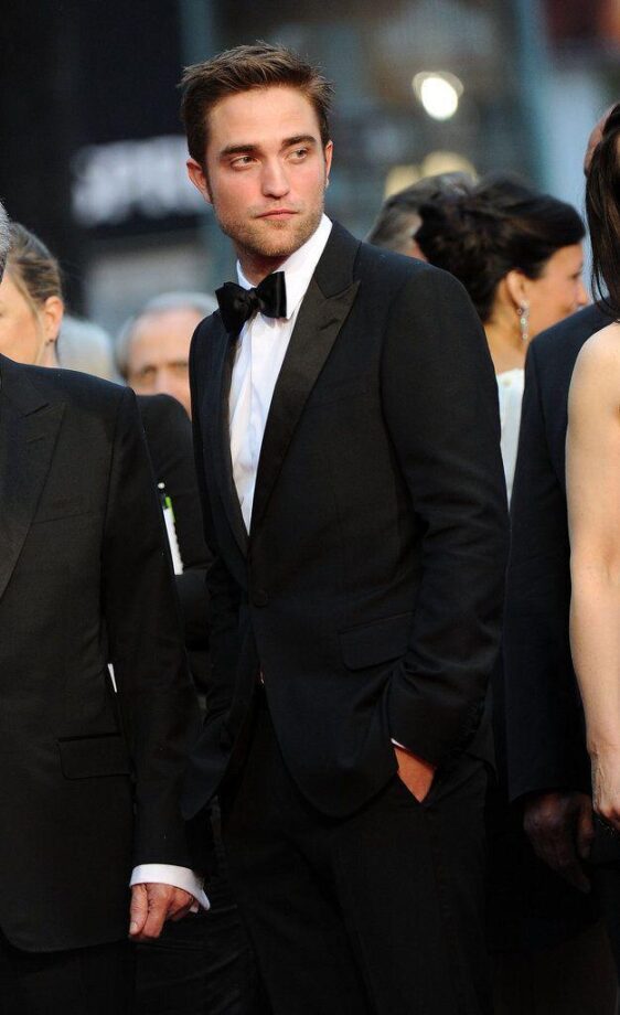 Robert Pattinson Top 5 Most Tempting Looks In BLACK Outfits - 1