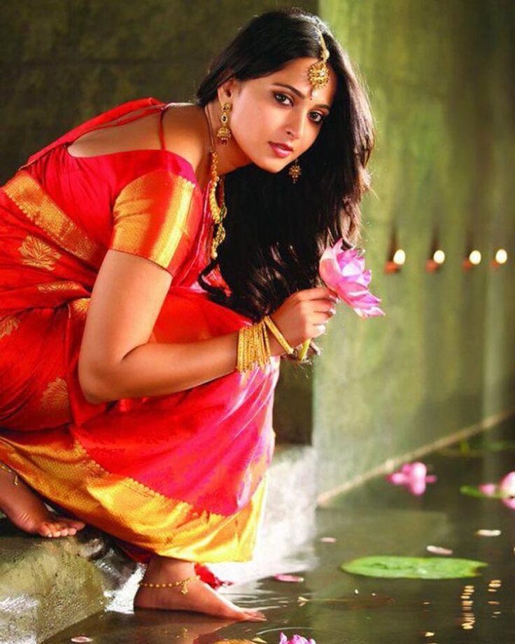 Anushka Shetty Loves Her Traditional South Sarees & These Gorgeous Pictures Are Proof - 3