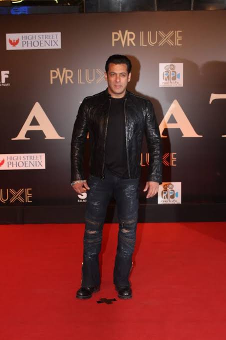 Shah Rukh Khan, Hrithik Roshan, Akshay Kumar and Salman Khan's best ever red carpet looks 2