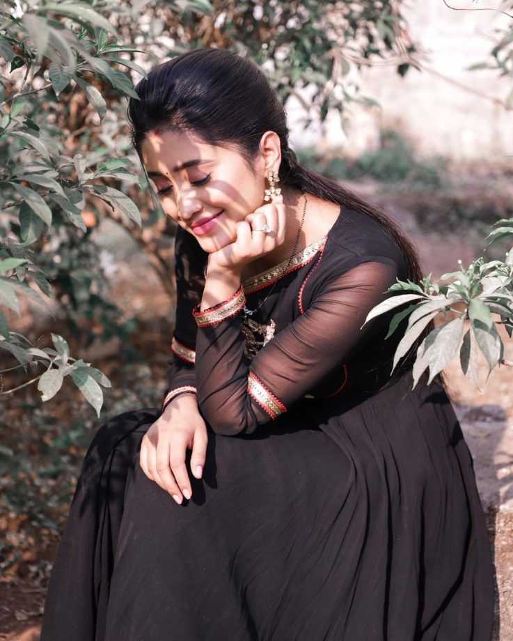 Shivangi Joshi's Attractive Attires In Black 819754