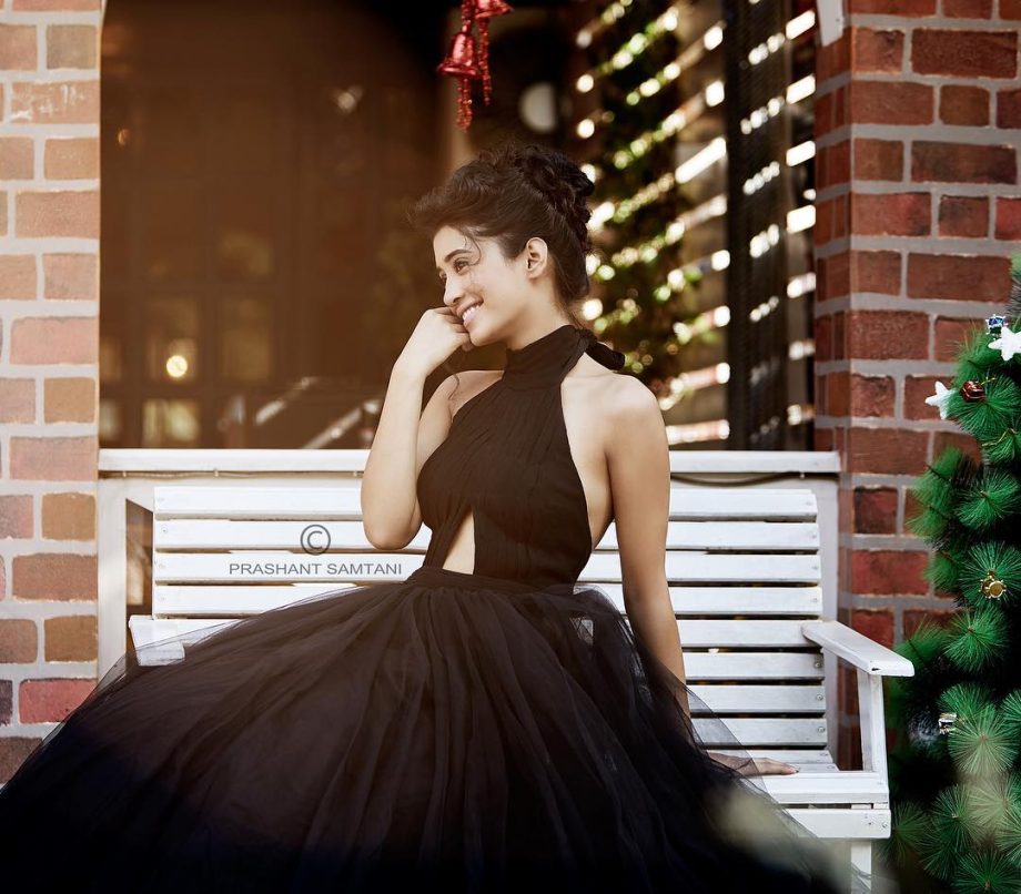 Shivangi Joshi's Attractive Attires In Black 819755