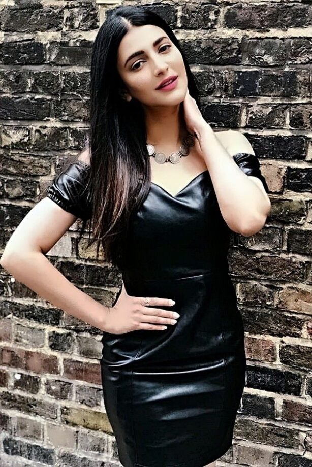 Shruti Haasan Or Kajal Aggarwal: Who Has The Hottest Look In One Piece? - 1
