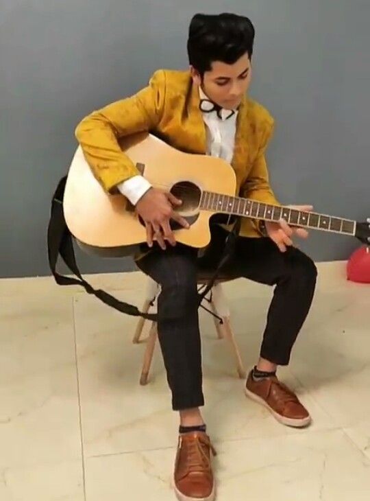 Siddharth Nigam VS Riyaz Aly: The Handsome Hunk with Guitar - 0