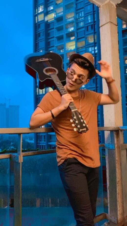 Siddharth Nigam VS Riyaz Aly: The Handsome Hunk with Guitar - 1