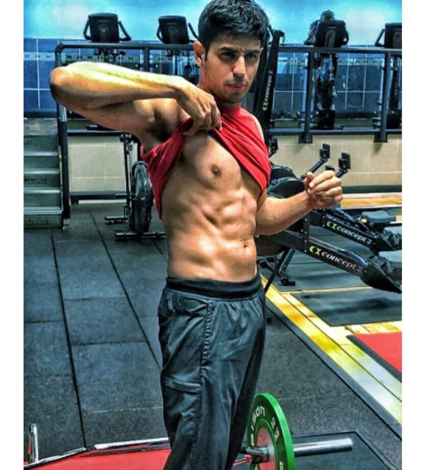 Sidharth Malhotra, Varun Dhawan, Kartik Aaryan: Hot six pack abs to make you sweat - 1